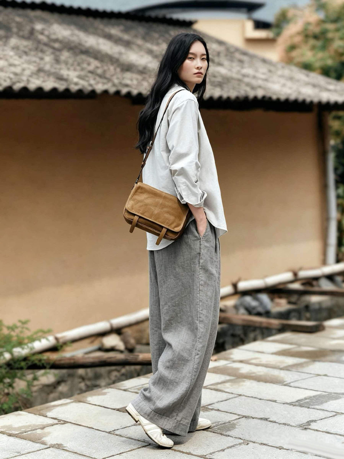 10.2"/11.8" Unisex Messenger Bag in Full-Grain Leather