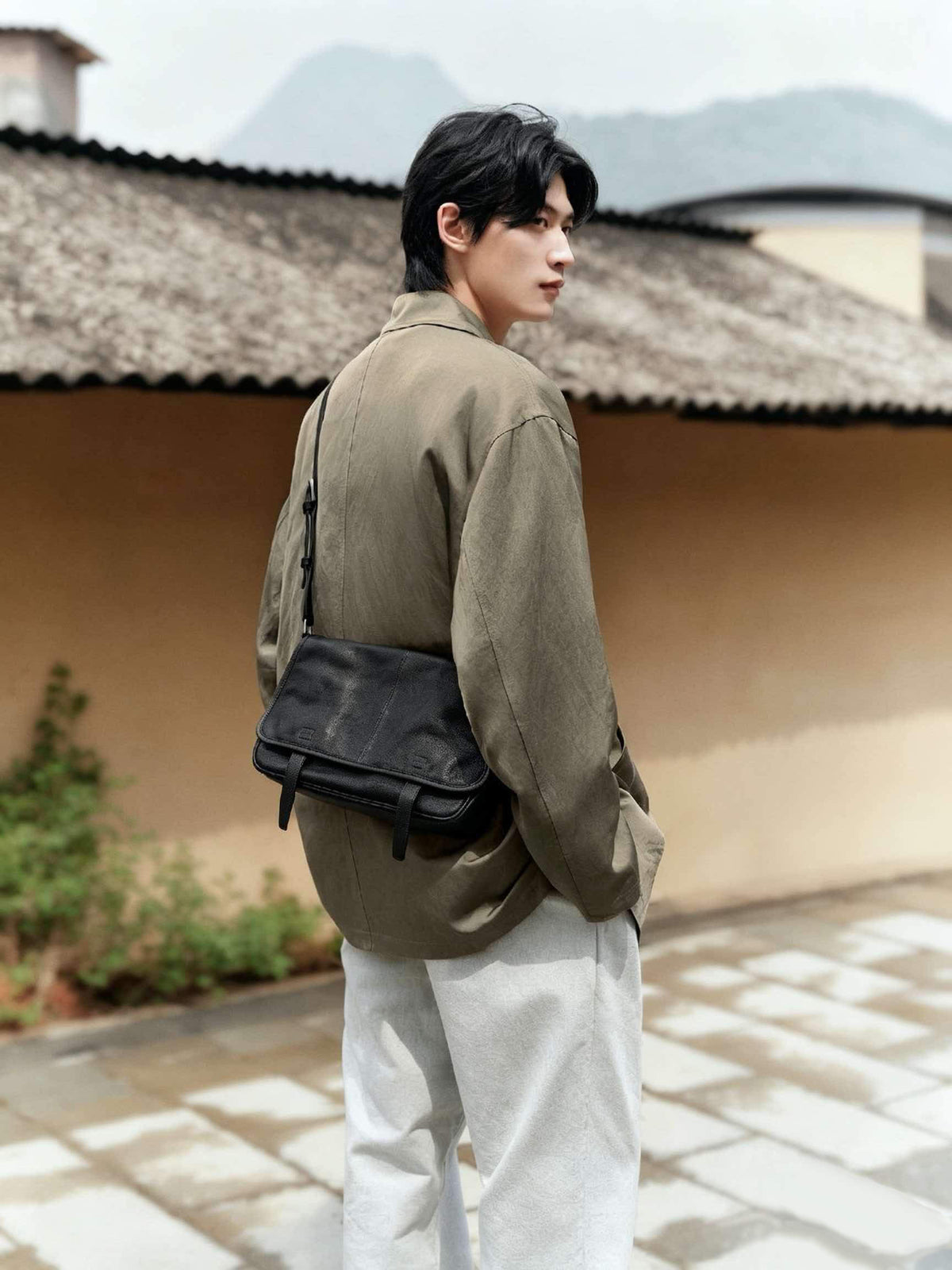 10.2"/11.8" Unisex Messenger Bag in Full-Grain Leather