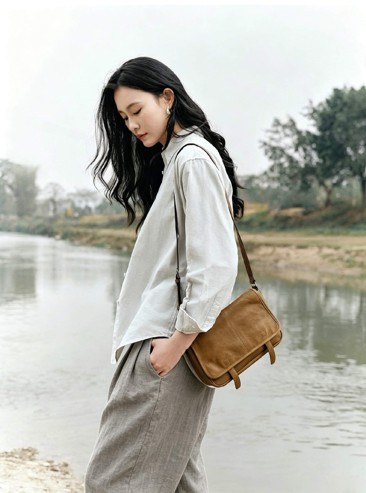 10.2"/11.8" Unisex Messenger Bag in Full-Grain Leather